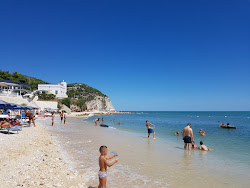 Tor di Lupo Beach'in fotoğrafı dağlarla çevrili
