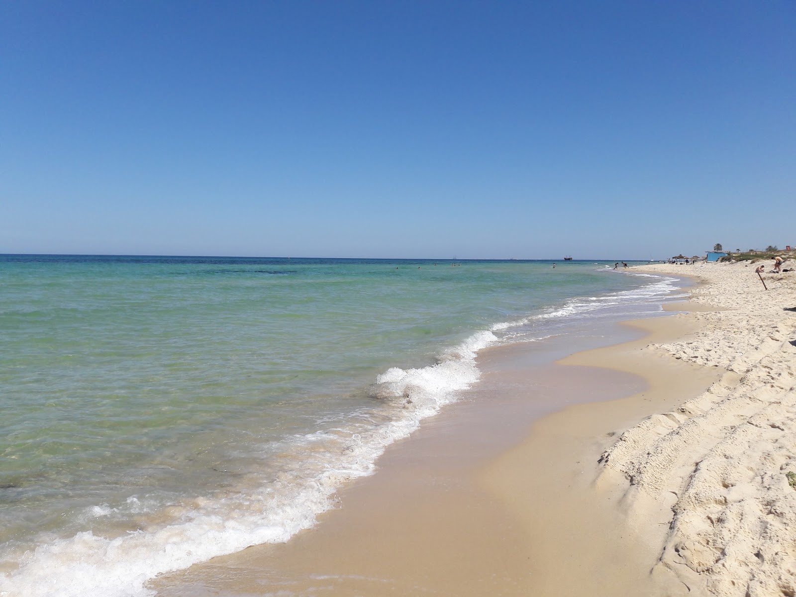 Foto de El Menchia beach com areia fina branca superfície
