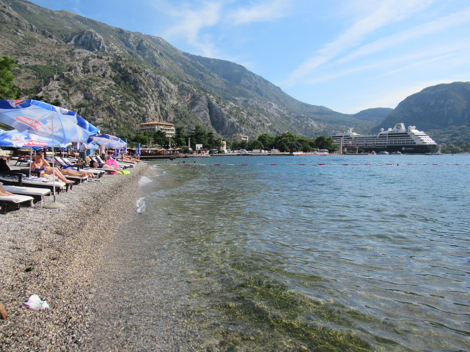 Foto av Kotor beach med små beige småsten yta