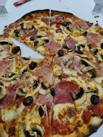 Plats et boissons du Pizzas à emporter Le Méditerranèo - Pizza au feu de bois à Le Lavandou - n°1