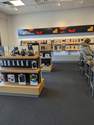 Cell Phone Store «Verizon», reviews and photos, 111 E Ogden Ave #105, Naperville, IL 60563, USA