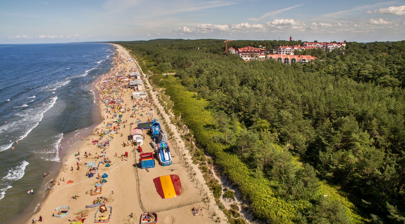 Foto av Krynica Morska beach med ljus sand yta