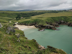 Foto von Playa de Fuentes umgeben von Bergen