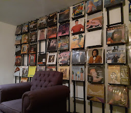 33 café y vinyl photo