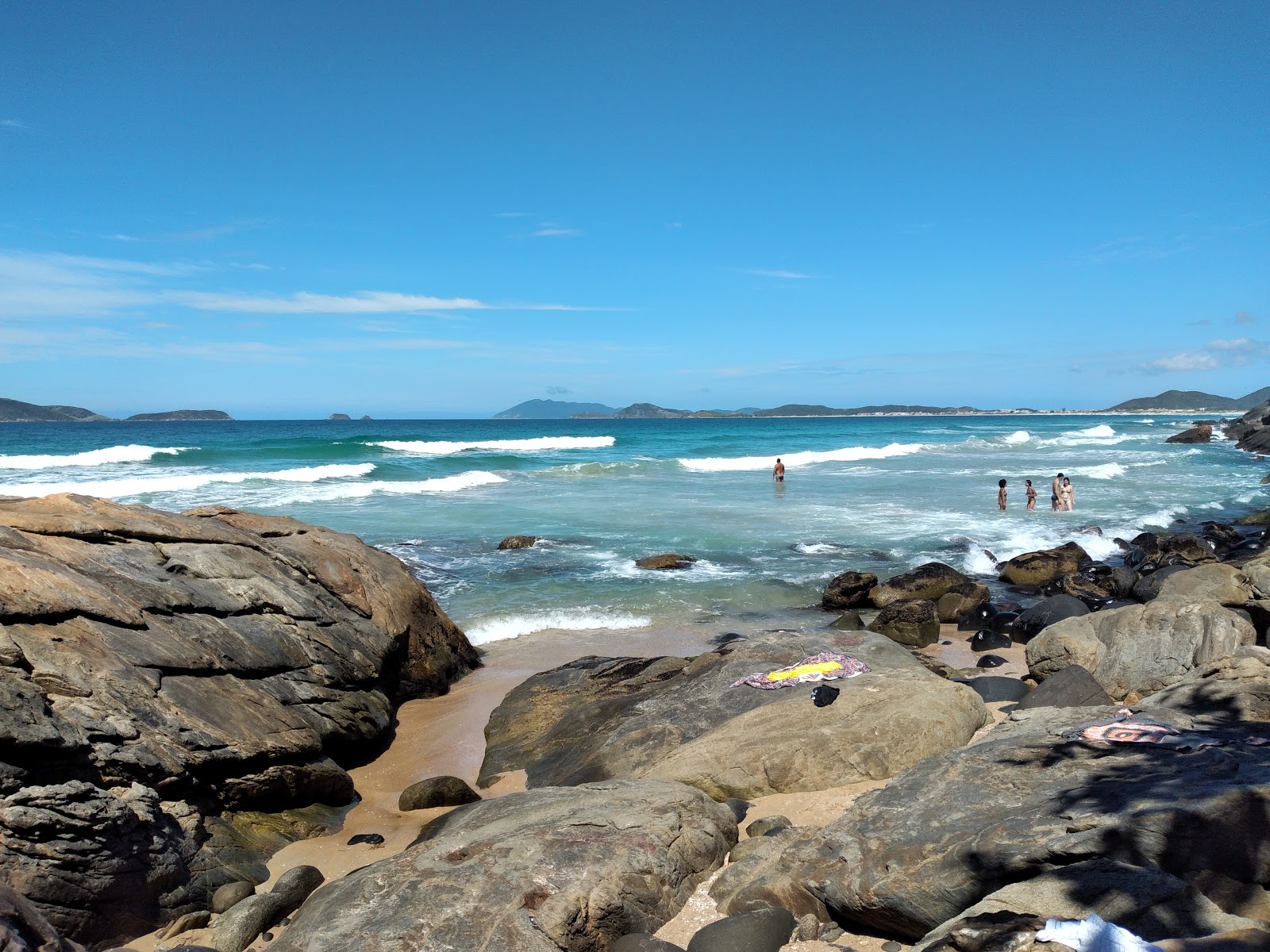 Praia das Amendoeiras的照片 带有碧绿色纯水表面
