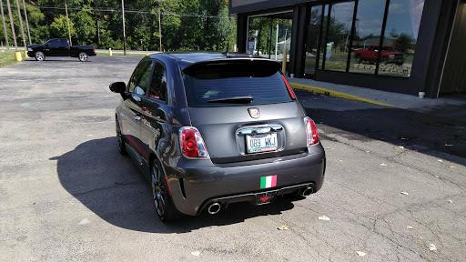 Auto Body Shop «Gray & Wells Collision Center», reviews and photos, 2005 E 10th St, Jeffersonville, IN 47130, USA