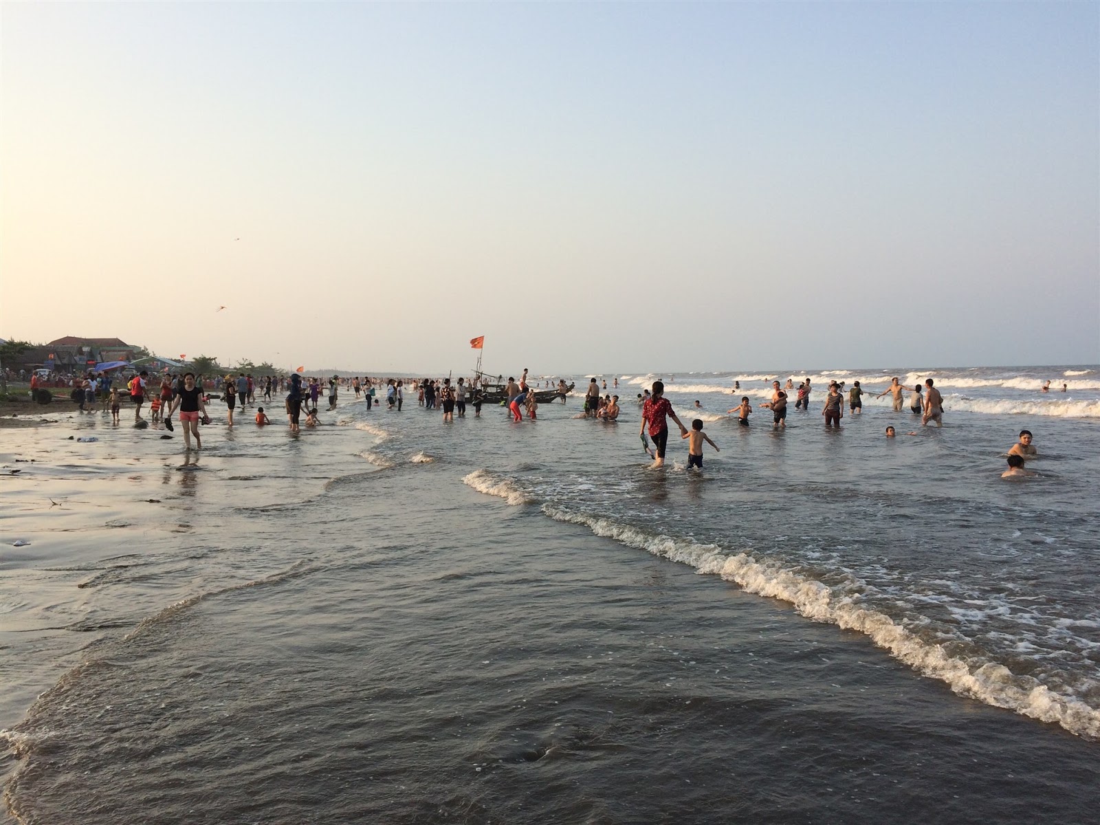 Φωτογραφία του Dien Thanh Beach με μακρά ευθεία ακτή