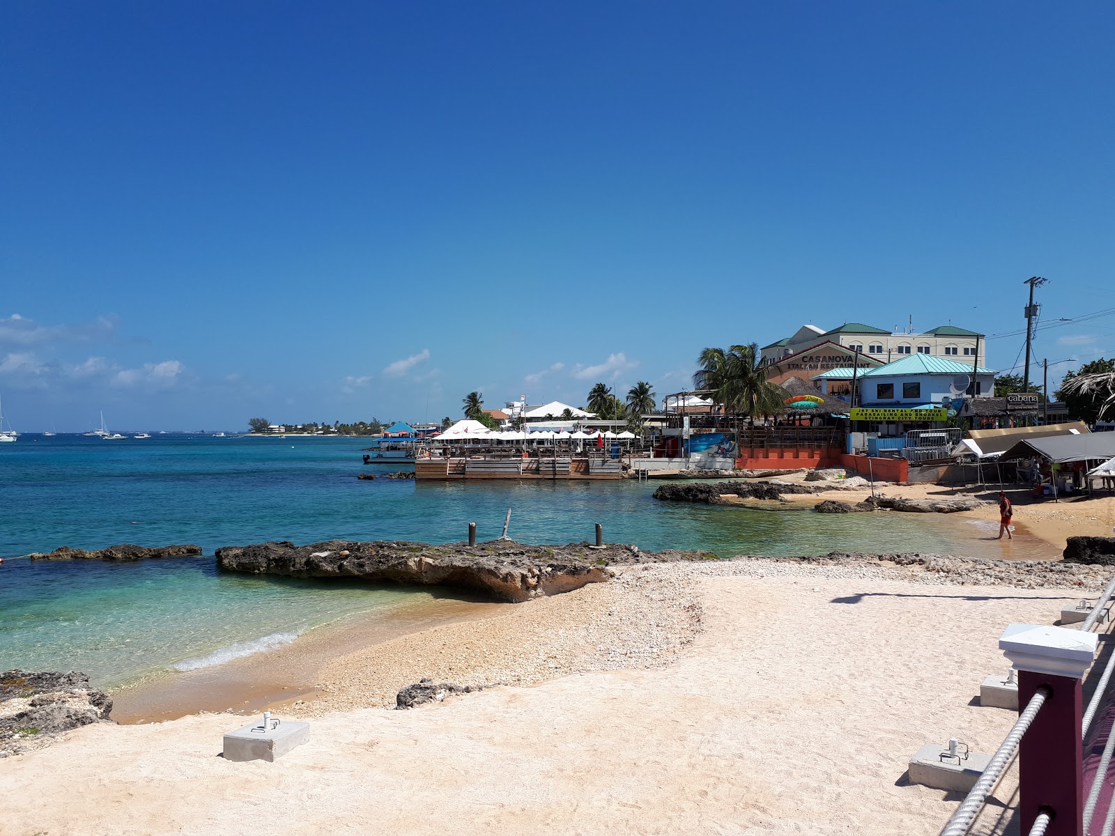 Φωτογραφία του Hog Sty beach με φωτεινή άμμος επιφάνεια