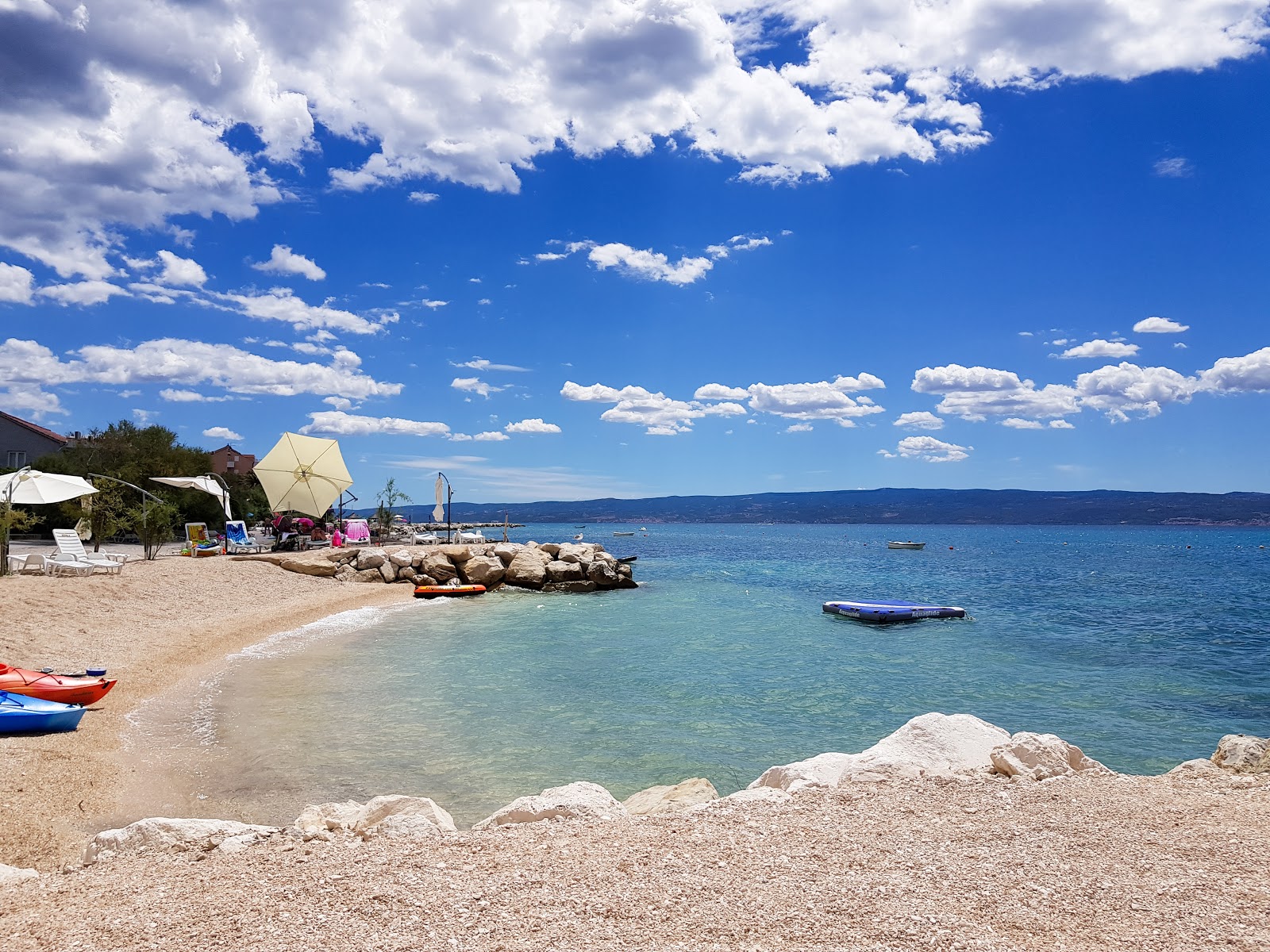 Foto di Podstrana beach - luogo popolare tra gli intenditori del relax