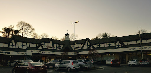 Shopping Mall «Golden Horseshoe Shopping Center», reviews and photos, 1088 Wilmot Rd, Scarsdale, NY 10583, USA