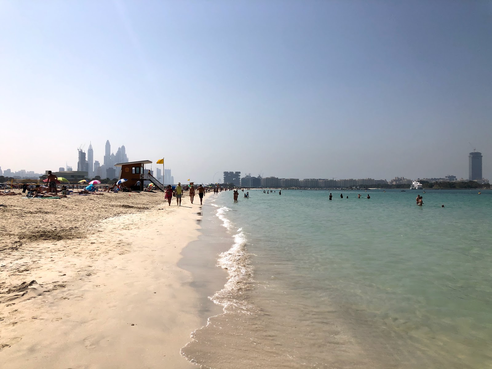 Foto de Al Sufouh Beach com baía espaçosa
