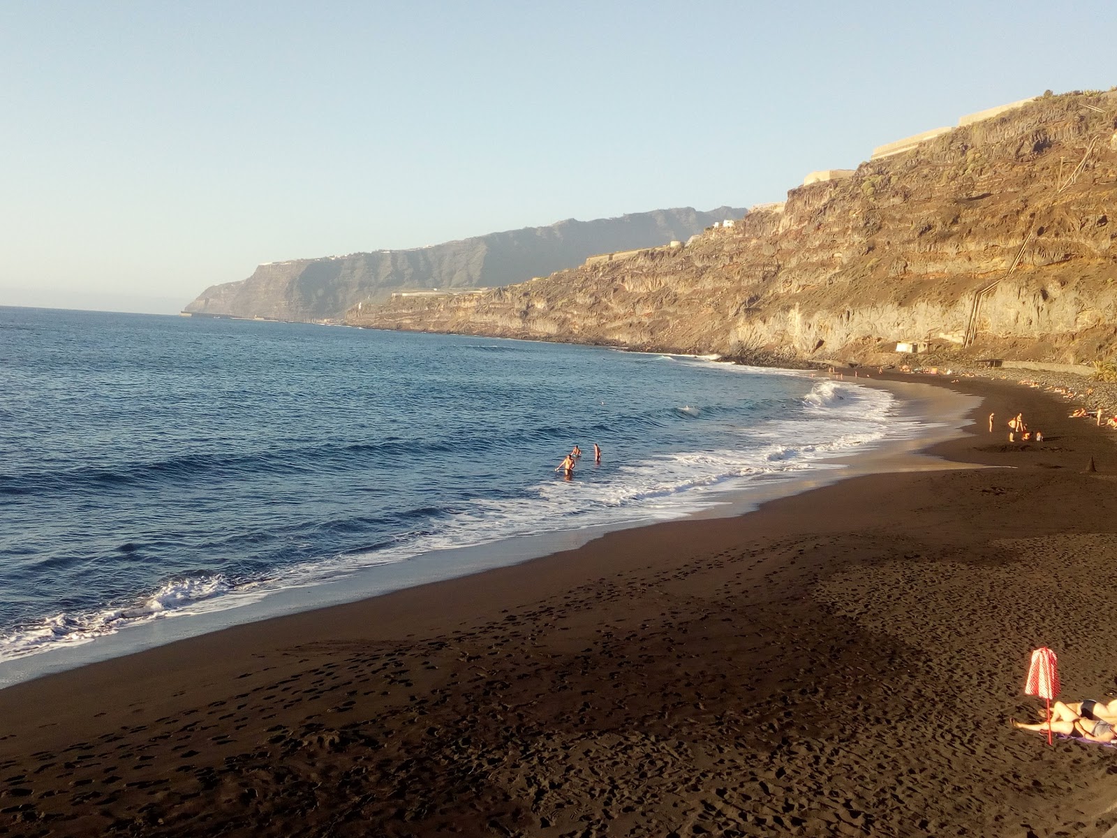 Φωτογραφία του Playa Los Guirres με επίπεδο καθαριότητας πολύ καθαρό
