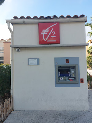 Distributeur de billets de la caisse d'épargne à Gruissan