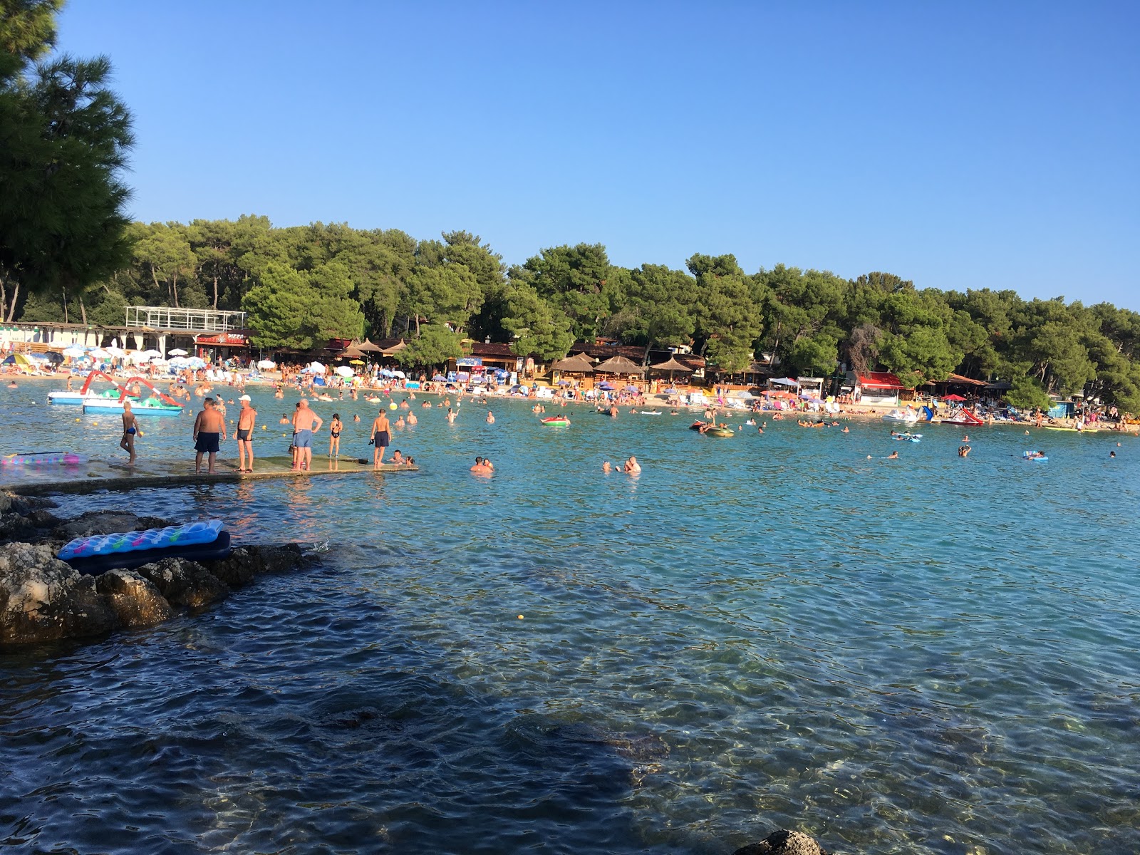 Foto van Drazice beach en de nederzetting