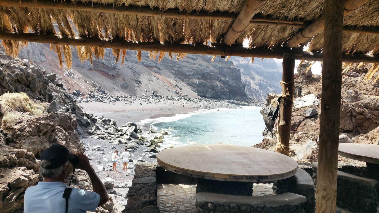 Photo de Playa del Verodal entouré de montagnes