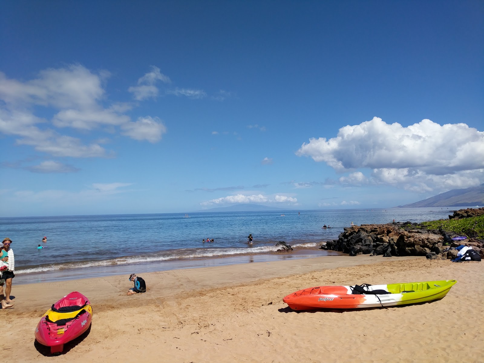 Foto von Strand von Wailea von Klippen umgeben