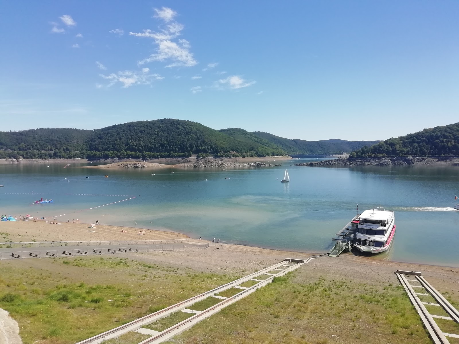 Φωτογραφία του Strandbad Edersee με γκρι άμμος και βότσαλα επιφάνεια