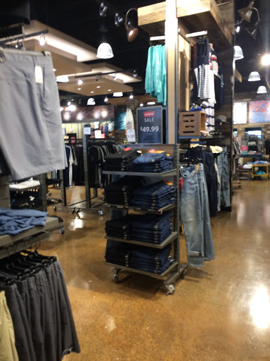 Clothing Store «Tillys», reviews and photos, 343 N Alafaya Trail, Orlando, FL 32828, USA