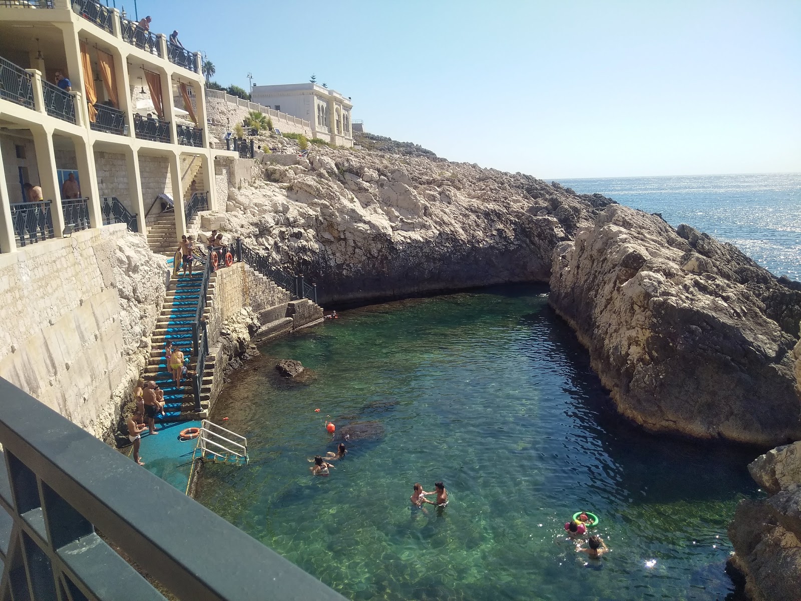 Foto di Grotta Gattulla beach con abbastanza pulita livello di pulizia