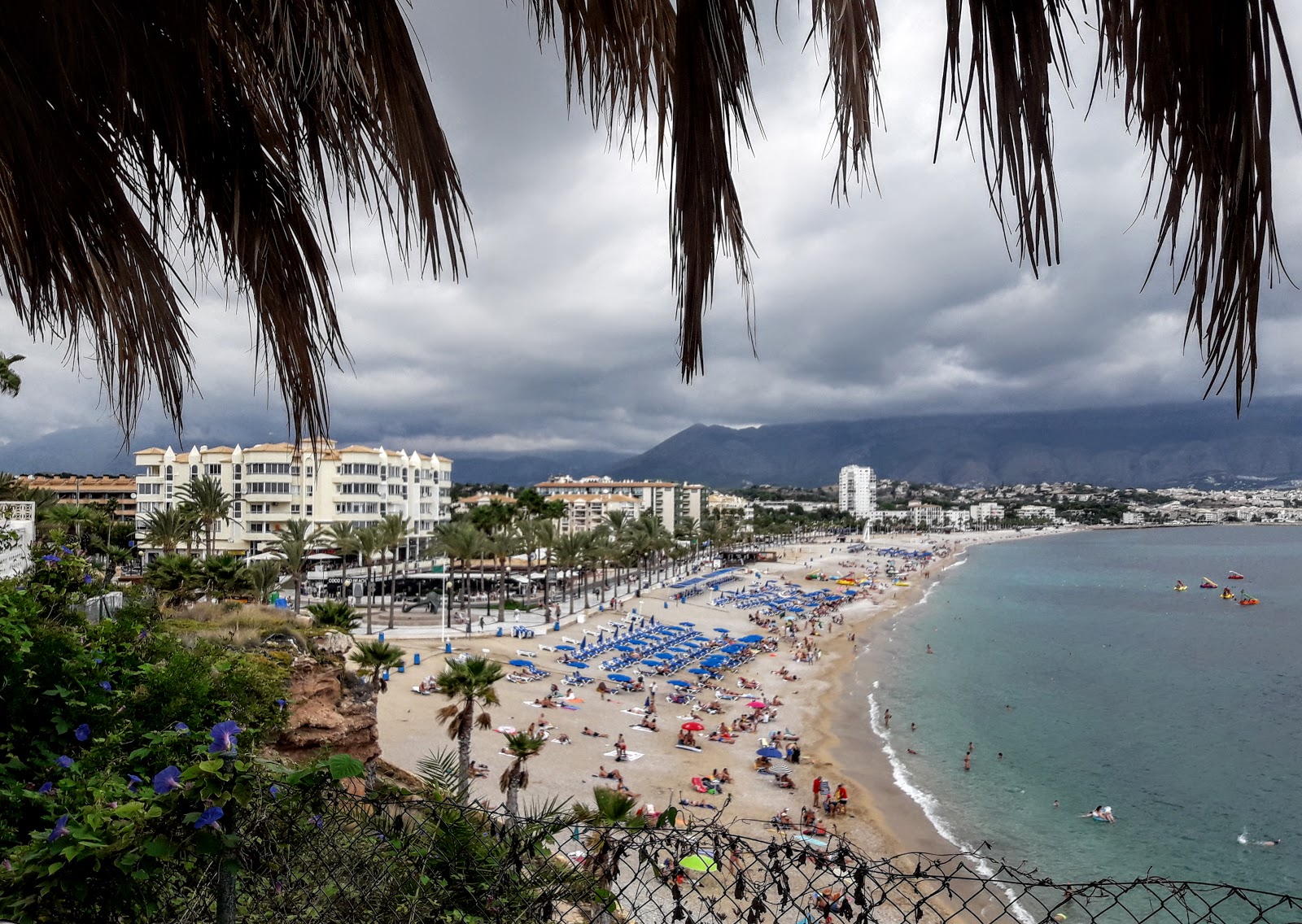 Foto van Albir Strand met blauw water oppervlakte