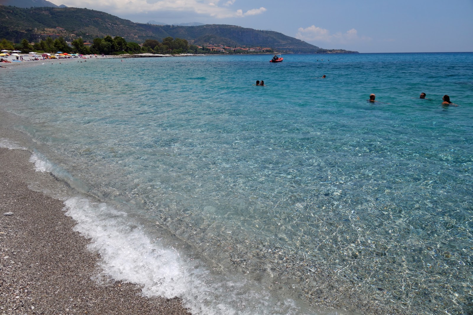 Photo de Paralia Ritsa protégé par des falaises