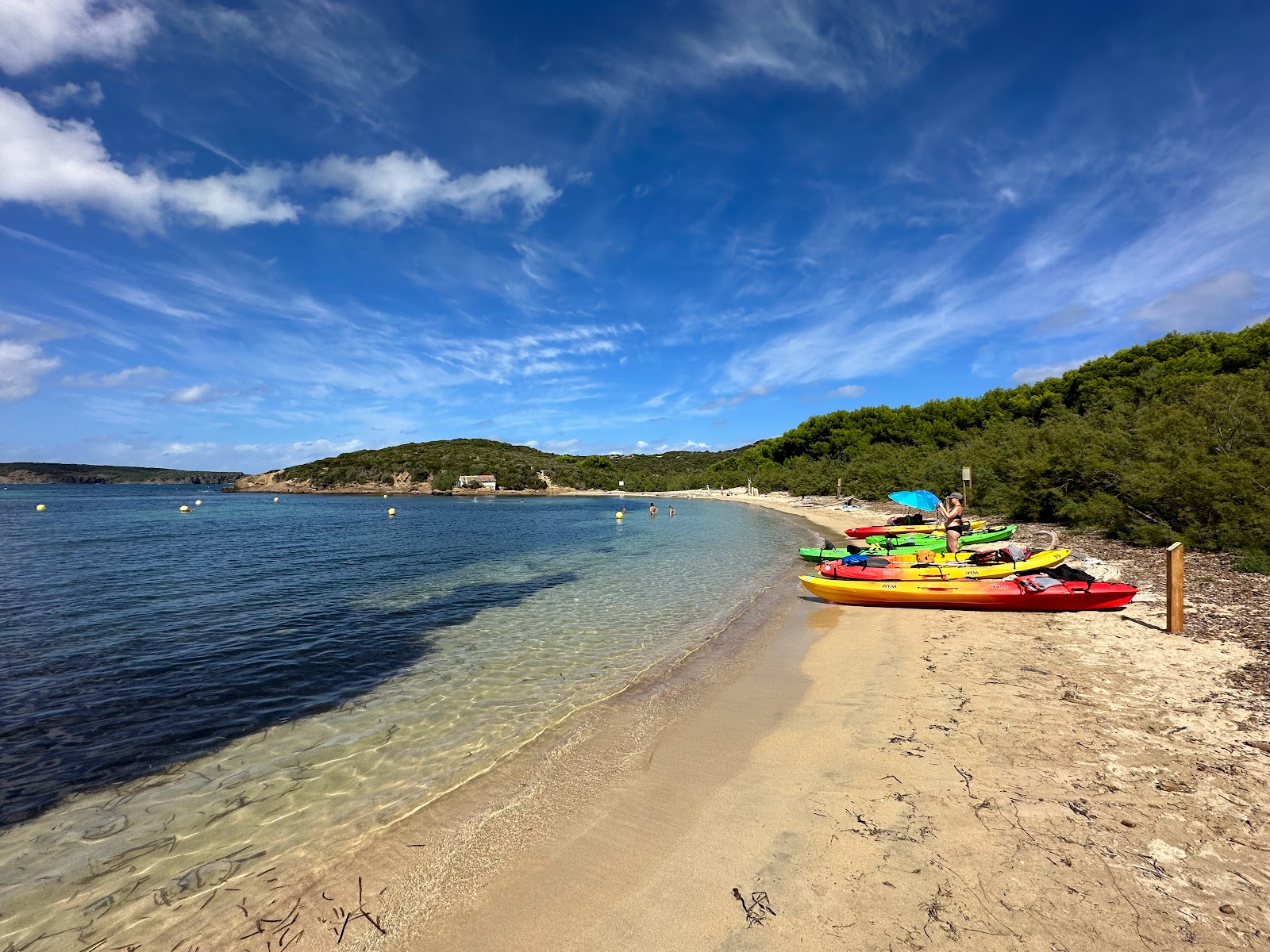 Playa de s'Illa o Tamarells的照片 带有明亮的沙子表面