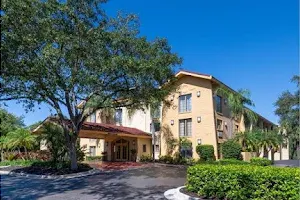 La Quinta Inn by Wyndham Deerfield Beach I-95 at Hillsboro E image