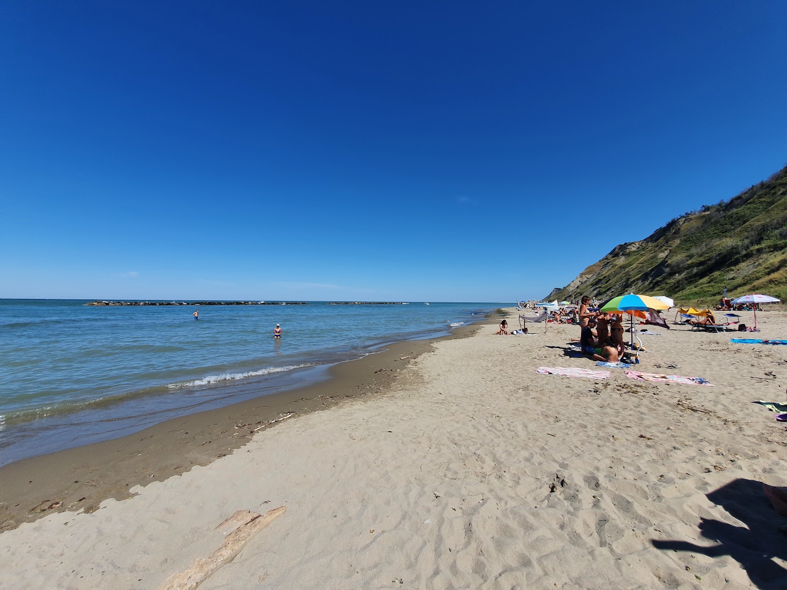 Photo de Spiaggia di Fiorenzuola di Focara avec l'eau turquoise de surface