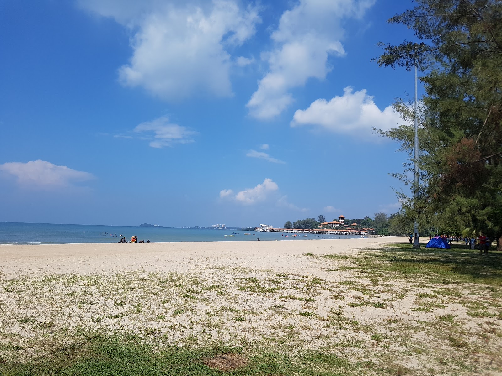 Fotografie cu Saujana Beach și așezarea