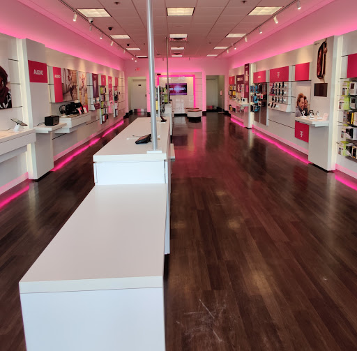 Cell Phone Store «T-Mobile», reviews and photos, 17304 Chesterfield Airport Rd, Chesterfield, MO 63005, USA