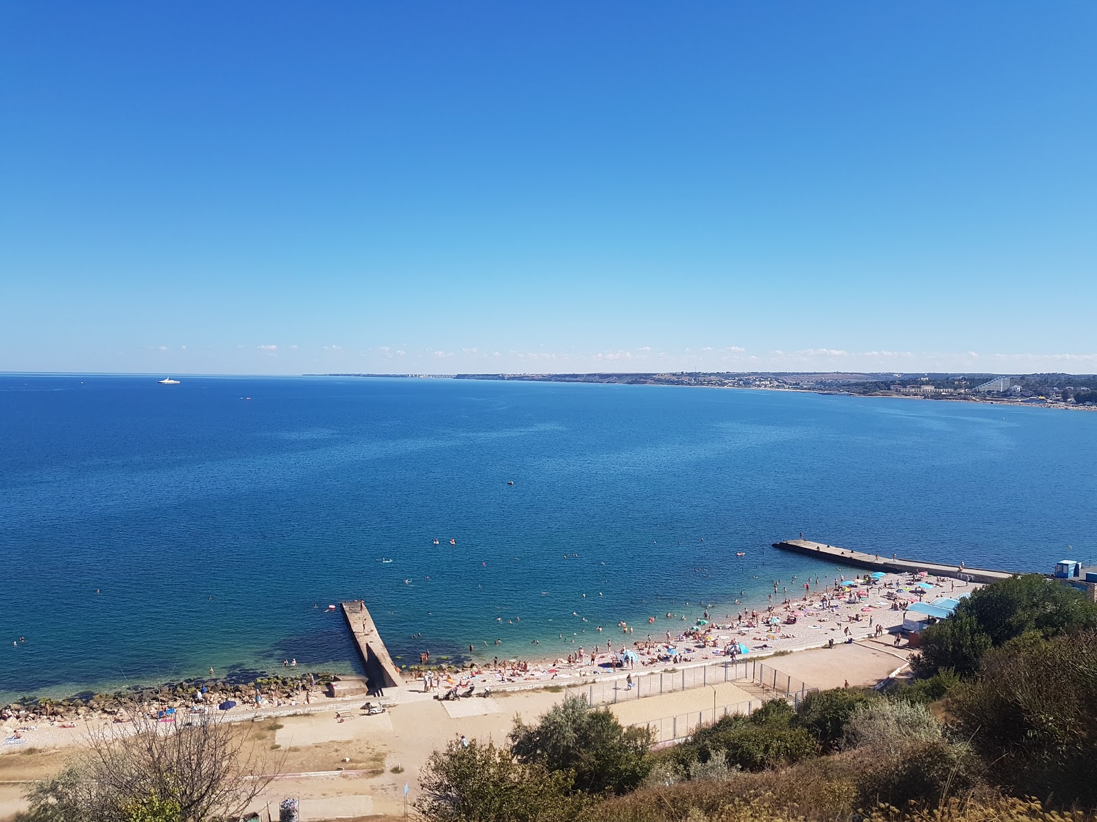 Photo de Tolstyak beach avec l'eau cristalline de surface