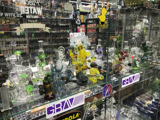 Tobacco Shop «The Hub Smoke Shop & Gifts», reviews and photos, 6410 N Oak Trafficway, Kansas City, MO 64118, USA