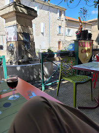 Atmosphère du Café et restaurant de grillades Bar de La Fontaine à Lirac - n°1