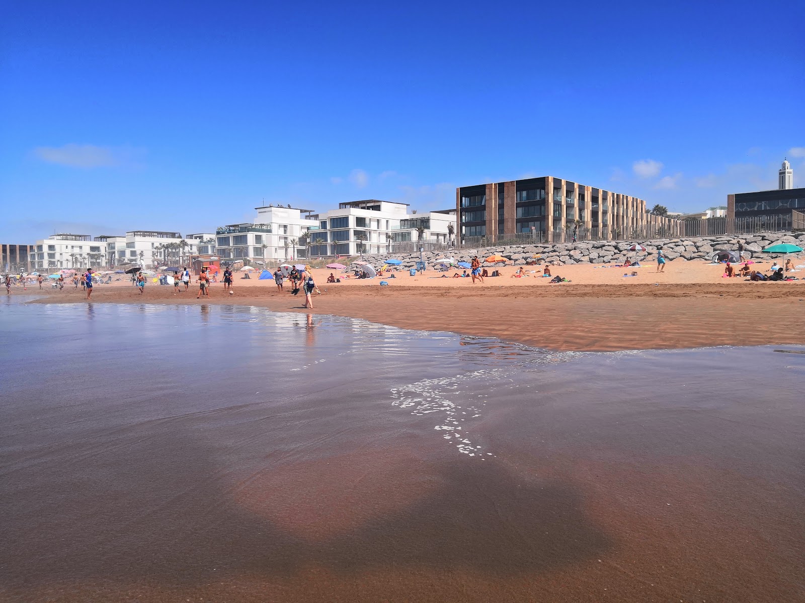 Foto van Public Plage met helder fijn zand oppervlakte