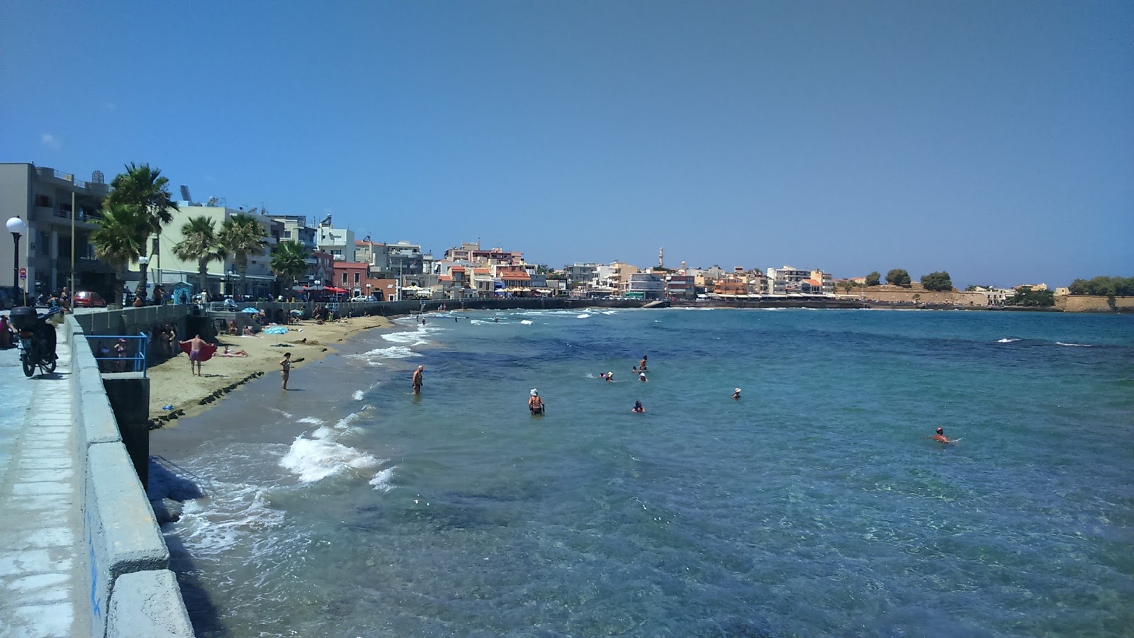 Foto von Koum Kapi Beach und die siedlung