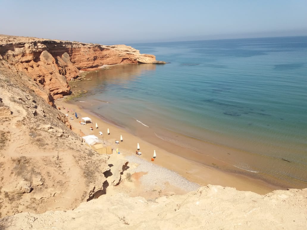 Φωτογραφία του Thimarssad beach με καφέ άμμος επιφάνεια