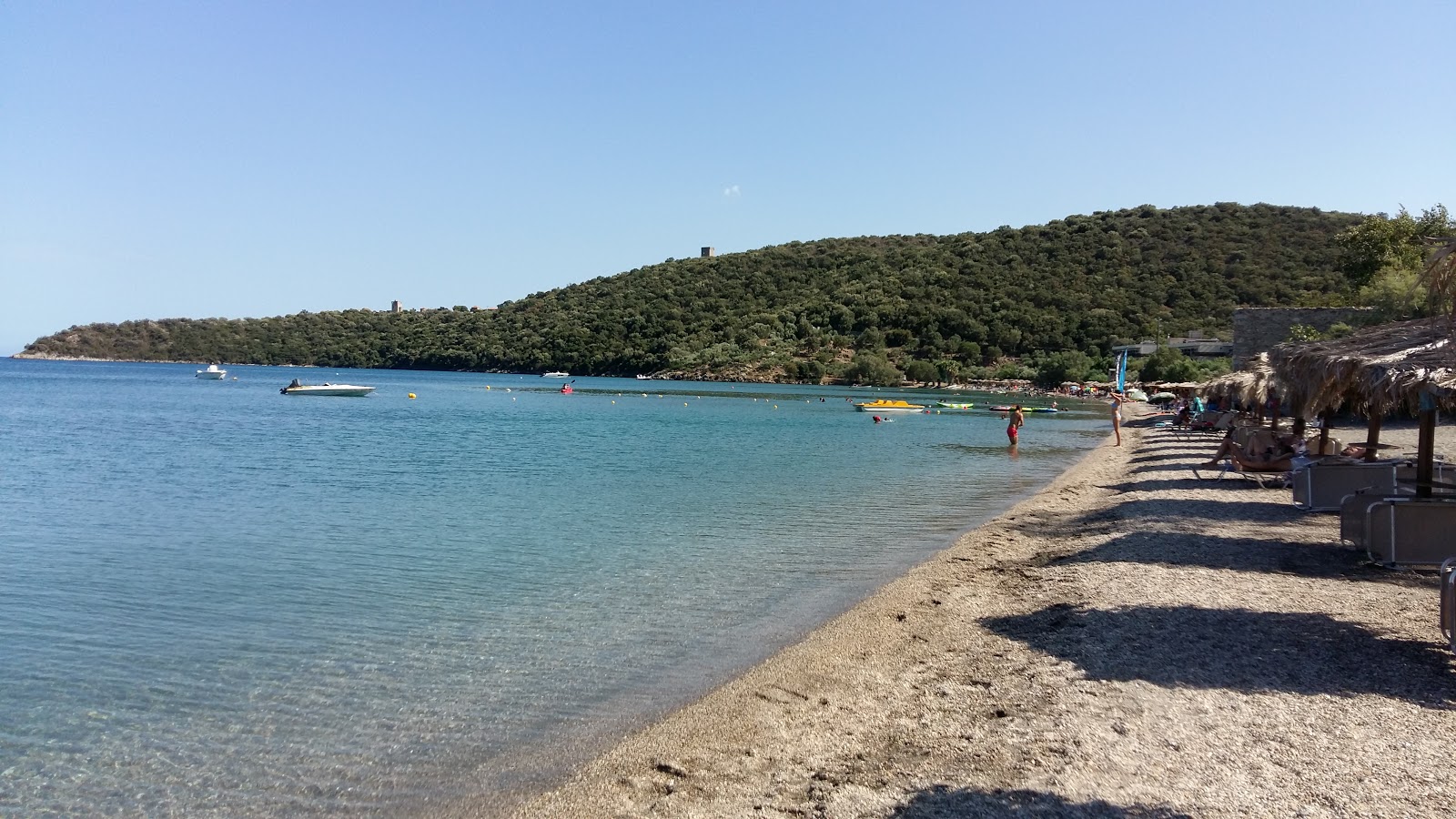 Fotografie cu Vathi beach II cu o suprafață de apă pură albastră