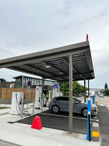 Borne de recharge de véhicules électriques TotalEnergies Charging Station Communay