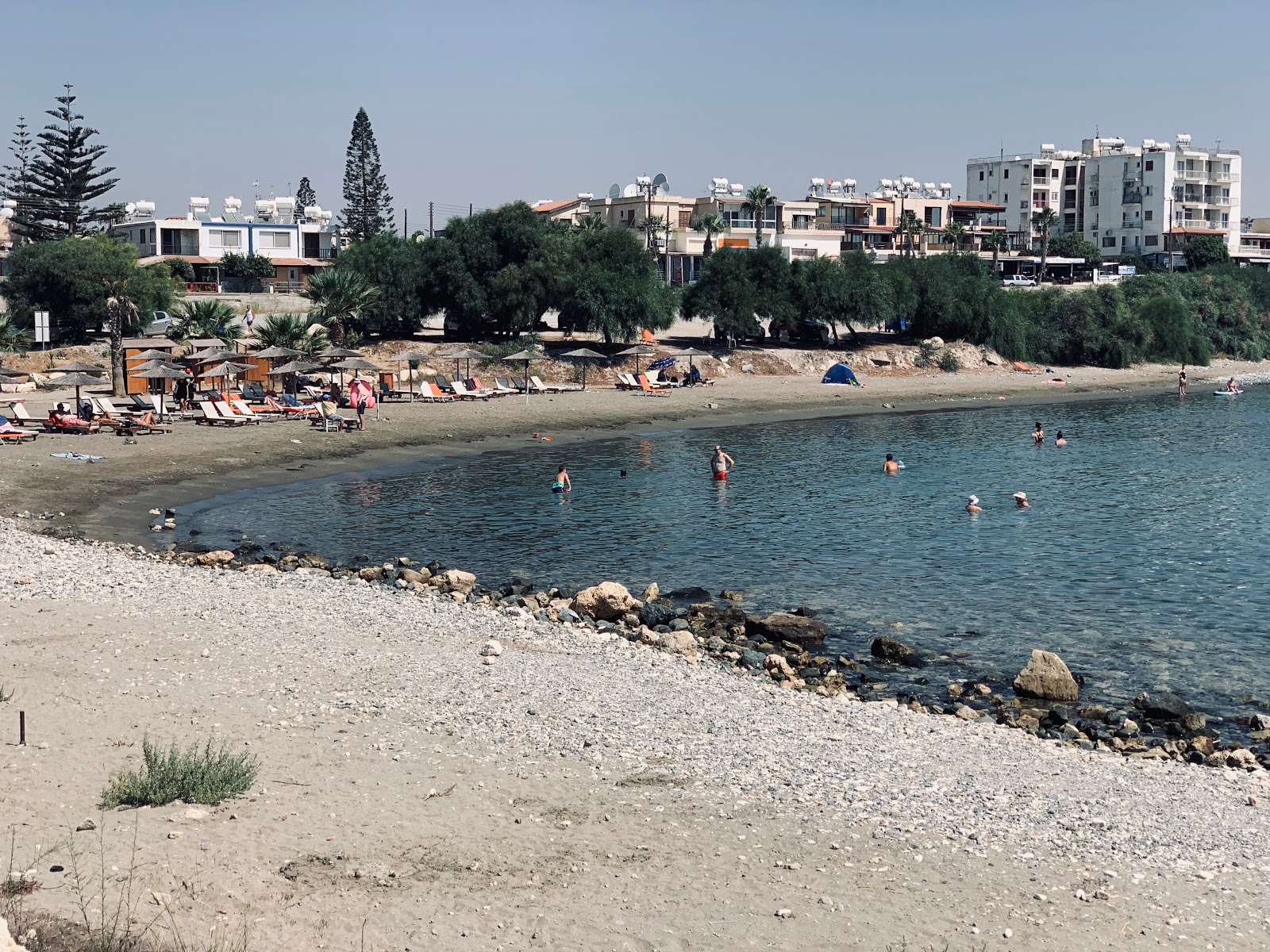 Zygi beach'in fotoğrafı mavi sular yüzey ile