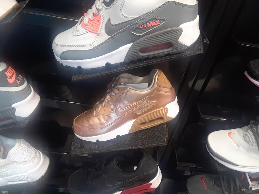 Shoe Store «Foot Locker», reviews and photos, 990 Gulfgate Center Mall, Houston, TX 77087, USA