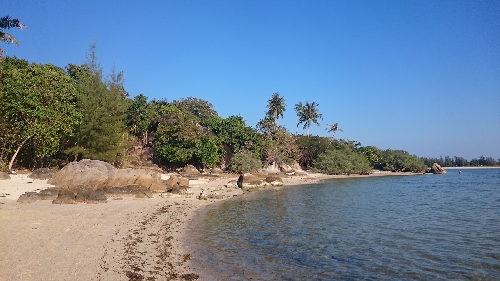 Foto di Lonely Beach con una superficie del sabbia luminosa