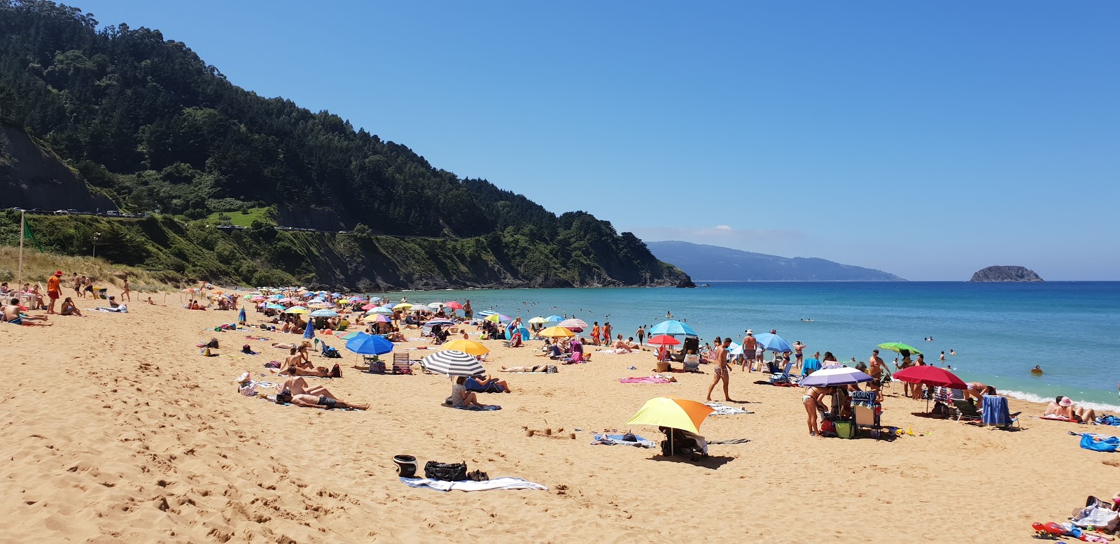 Foto de Playa de Laga con agua cristalina superficie