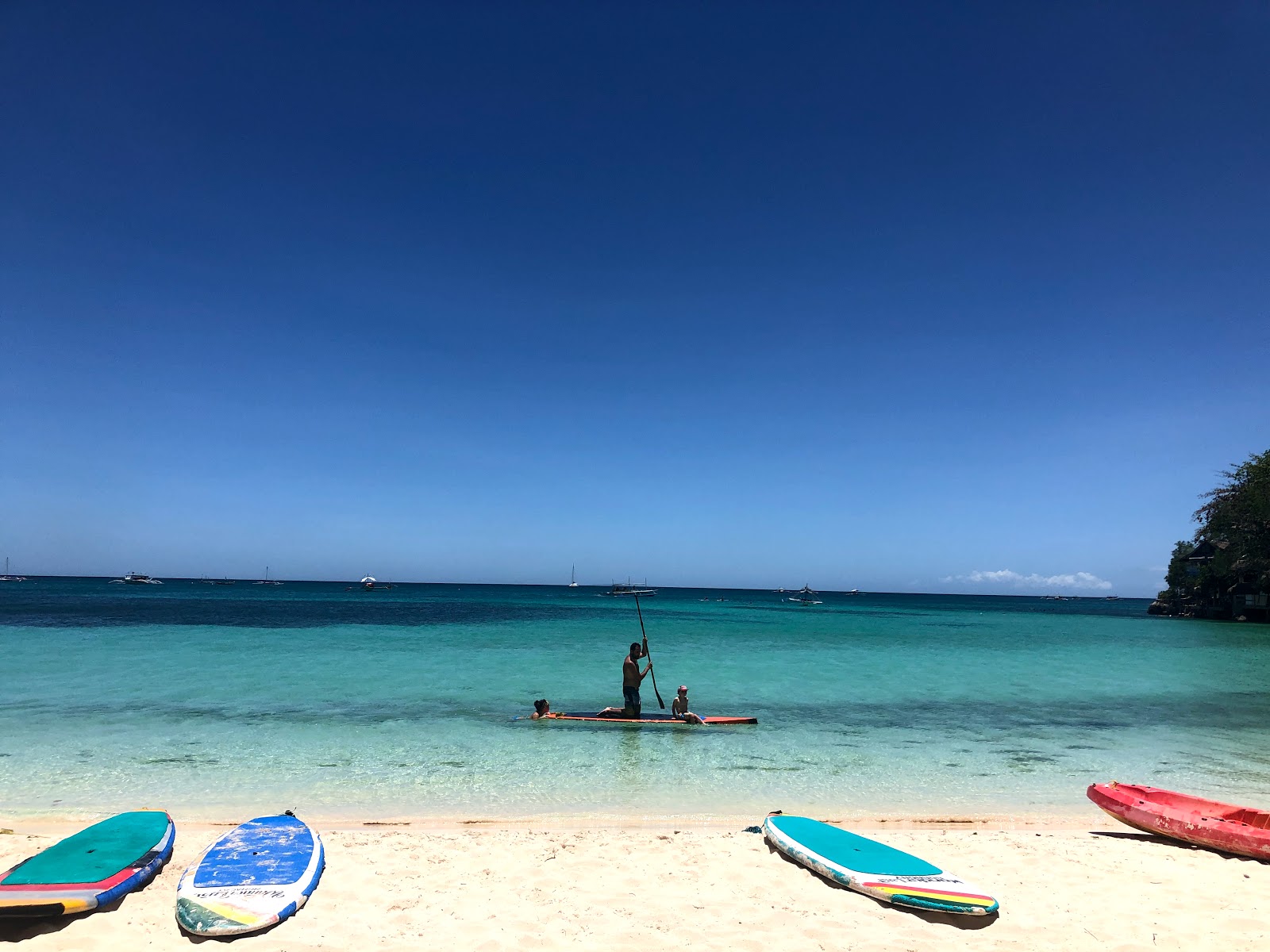 Photo de Diniwid Beach protégé par des falaises