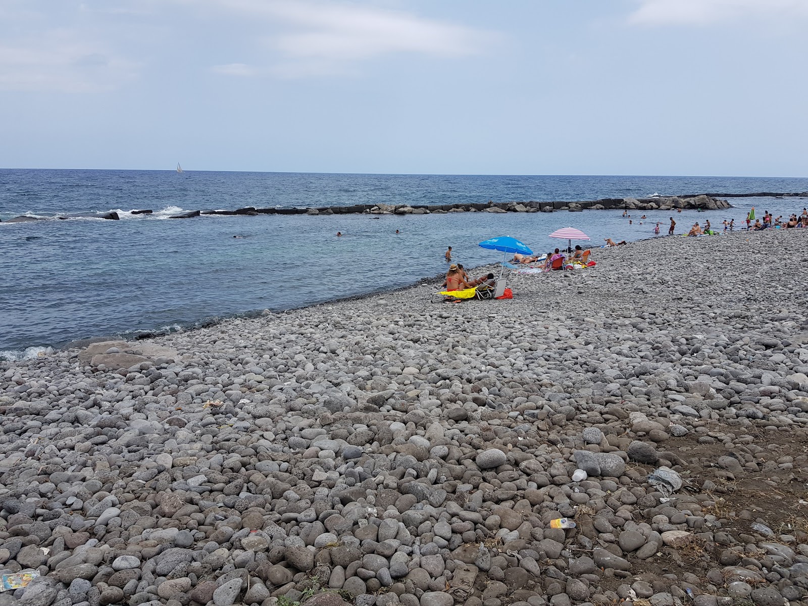 Zdjęcie Spiaggia di Riposto z powierzchnią czarny kamyk
