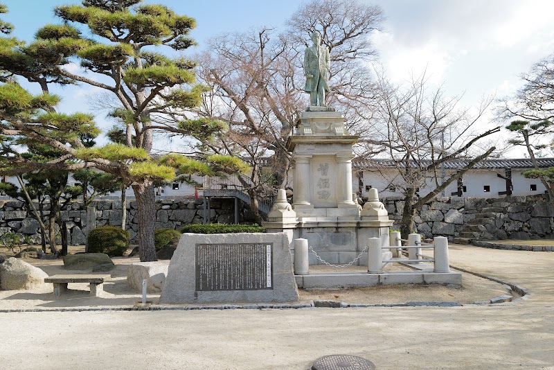 矢野七三郎像