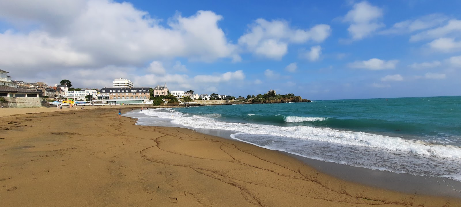 Plage du Casino'in fotoğrafı dağlarla çevrili