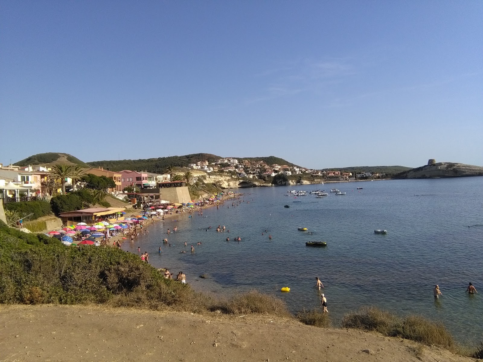 Photo of S'archittu beach with partly clean level of cleanliness