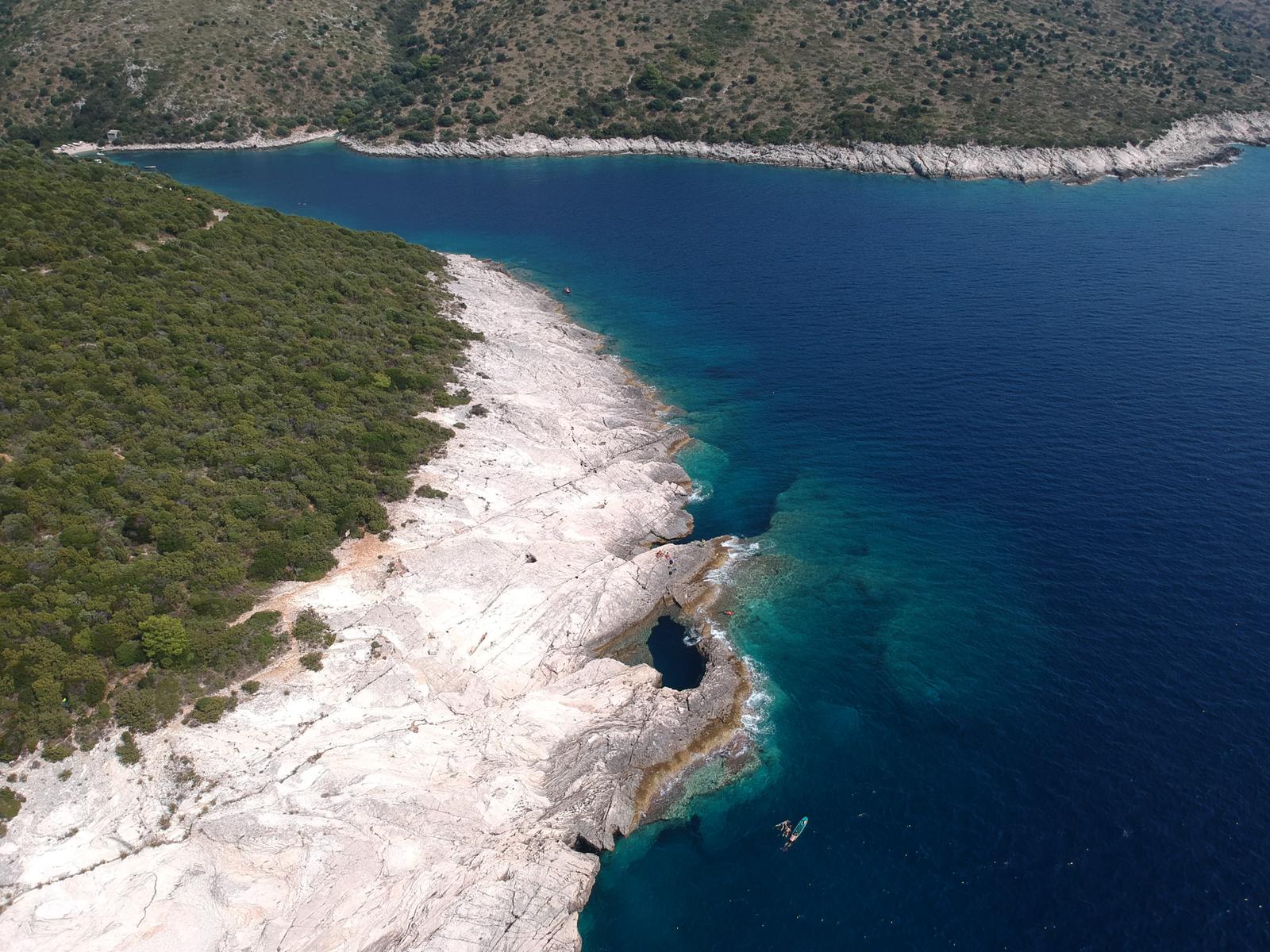Foto von Dragon's Eye Sea Cave mit felsiges gelände Oberfläche