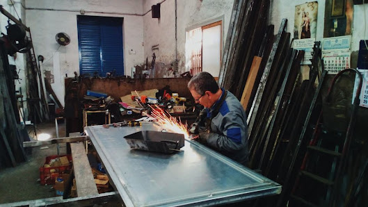 Joaquín Aguirre González. Carpintero metálico Ctra. la Juaida, 04240 Viator, Almería, España