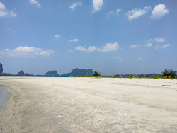 Photo de White Dragon Spine Beach et ses beaux paysages